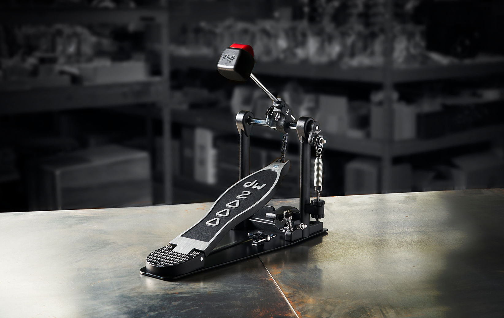 This 2000 Series single pedal features all-metal construction, single-chain cam, and a 107 Flyweight beater.