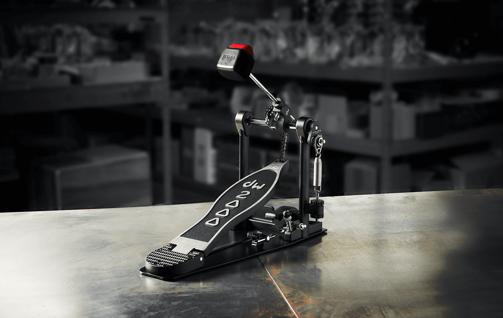 This 2000 Series single pedal features all-metal construction, single-chain cam, and a 107 Flyweight beater.