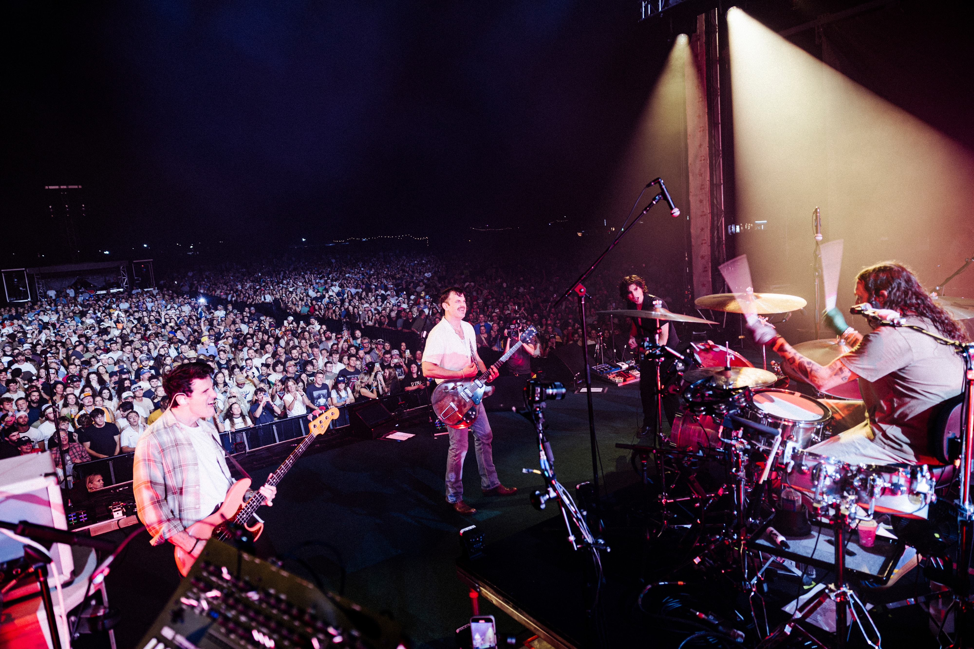 Nathan Followill live with Kings of Leon